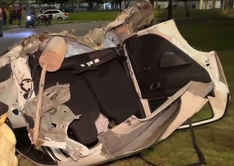 Carro fica despedaçado após bater em dente de dragão em Manaus