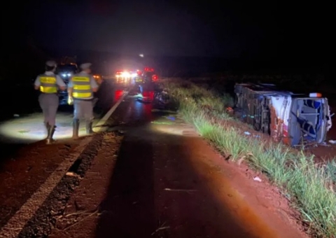 Ônibus de excursão religiosa capota e deixa 8 mortos em São Paulo