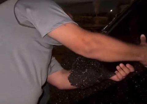 Ônibus de rapper Orochi é crivado de balas no Rio de Janeiro