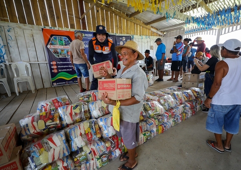 Governo envia mais de 500 toneladas de alimentos para comunidades isoladas pela seca no Amazonas