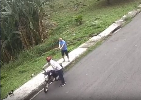 Homem reage a assalto e 'bota' ladrão para correr em Manaus; vídeo