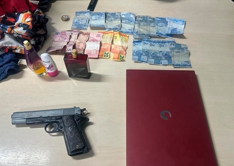 Assaltantes abandonam objetos roubados e fogem para área de mata da Ufam, em Manaus