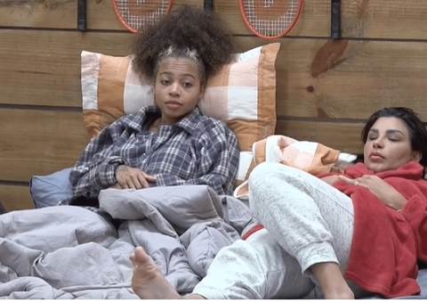 Peões se revoltam com Márcia por não salvar Simioni na roça