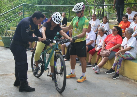 Projeto ensina idosos a andar de bicicleta em Manaus