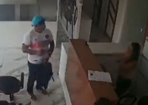 Suspeito rende clientes e funcionários durante assalto à clínica odontológica em Manaus; vídeo