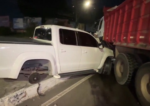 Acidente entre caçamba e carro deixa uma pessoa ferida em Manaus