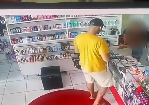 Suspeito devolve celular após vítima chorar durante assalto em Manaus; vídeo