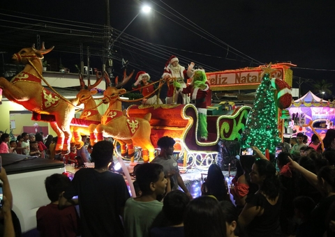 Parada Natalina contagia as ruas da zona leste em Manaus