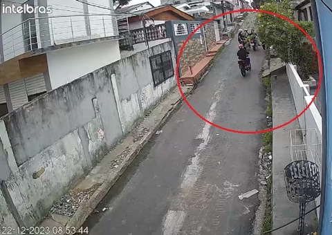 Motociclista de app é encurralado por criminosos durante assalto em Manaus; vídeo
