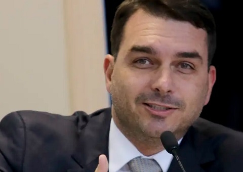 Flávio Bolsonaro elogia app do governo Lula para bloquear celular roubado