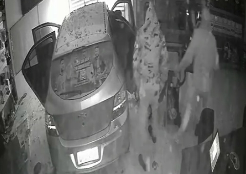 Criminosos usam carro na marcha ré para invadir empresa em Manaus; vídeo