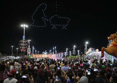 Carros alegóricos e show com drones encantam público no Natal em Manaus