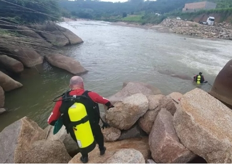 Menina de 4 anos desaparece após cair em rio na véspera de Natal