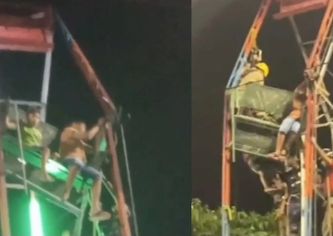 Crianças são resgatadas após ficarem presas em roda-gigante no Natal