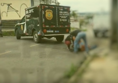 Moradores encontram homem morto no meio da rua em Manaus