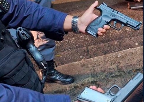 Dois homens são presos com armas e moto roubada em Manaus