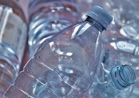 Homem é preso após jogar lixo em rio no Amazonas