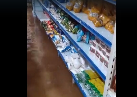 Vídeos mostram casas alagadas durante temporal em Boca do Acre