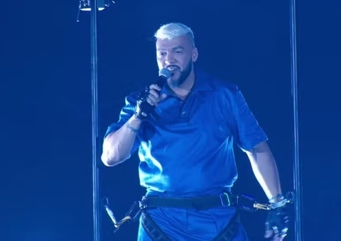 Belo surpreende ao descer 'do céu' na primeira festa do BBB; vídeo