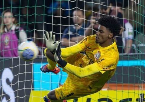 Hugo Souza tem lesão na coxa e será desfalque por um mês