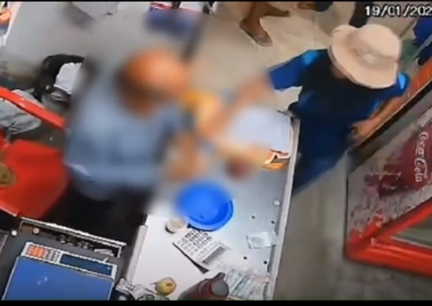 Criminoso usa peruca durante assalto a mercadinho em Manaus; vídeo