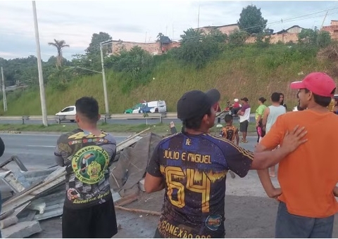 Moradores protestam após acidente com carreta no Tarumã