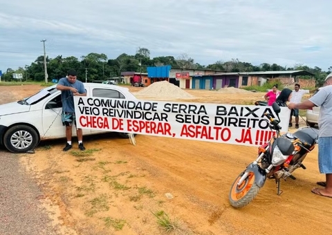 Moradores bloqueiam rua durante protesto no Ramal do Açutuba