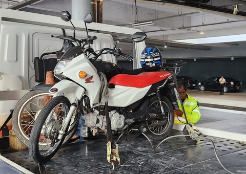 Carros e motos em vagas irregulares são apreendidos no aeroporto de Manaus