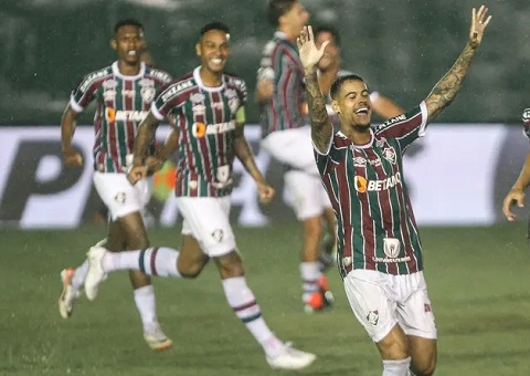 Flu supera golaço, lambança e goleia o Bangu na estreia dos titulares