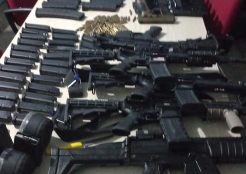 Dupla é presa com submetralhadora e arsenal em Manaus; vídeo