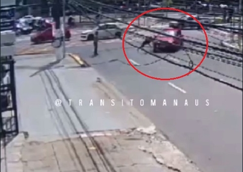 Jovem é arremessada por carro ao tentar atravessar a rua no Aleixo