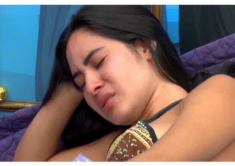 Pela 3ª vez no paredão, Isabelle chora no BBB