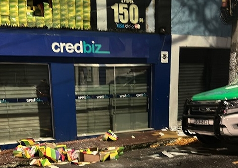 Vidraça de loja é quebrada e tênis são furtados no Centro de Manaus