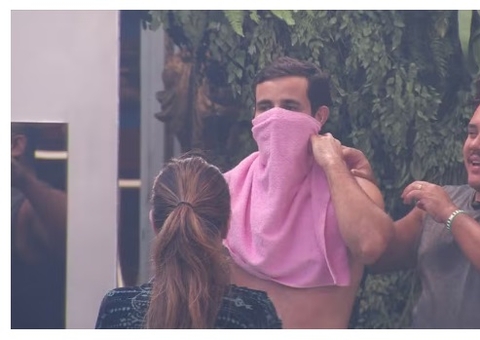 Matteus muda visual e surpreende Deniziane; vídeo