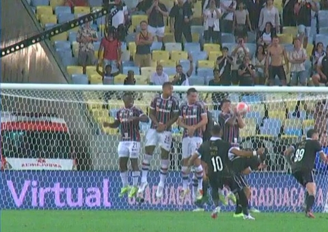 Fluminense e Vasco empatam sem gols em partida marcada por expulsões