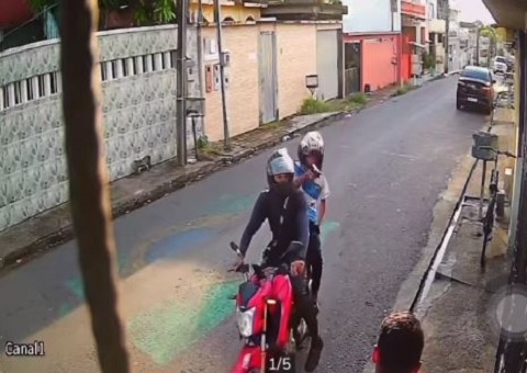 Assaltantes em moto sem placa tocam terror no bairro da Paz; vídeo