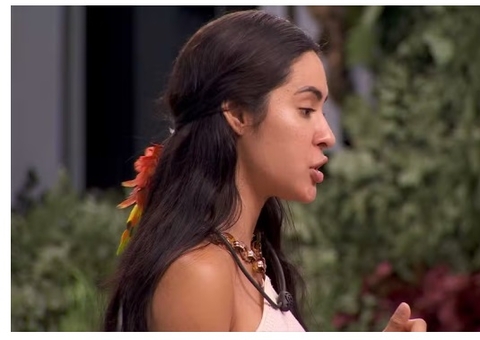 Isabelle conta sobre perrengues no Festival de Parintins: 'seios para fora'