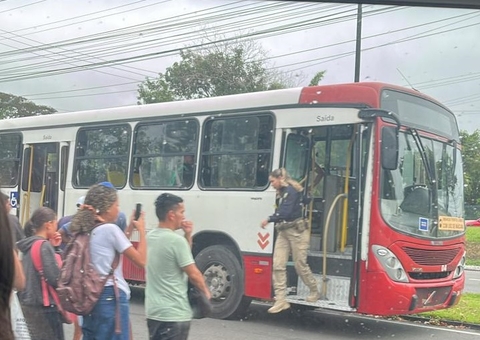 PRF caça bandidos em área de mata da Ufam após assalto a ônibus 650