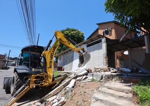 Construções irregulares são demolidas após invasão no Prosamin