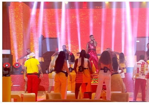 Pedro Sampaio faz show nostálgico com hits de Xuxa e Sandy e Junior no BBB