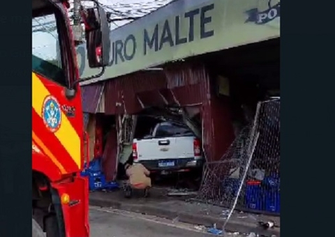 Bar fica destruído após ser invadido por carro desgovernado na Cidade Nova