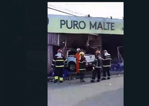 Garçonete morre e homem tem pernas quebradas após carro invadir bar na Cidade Nova