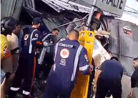 Vídeo mostra resgate de vítima em meio aos destroços de bar na Cidade Nova