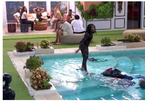 Leidy joga as roupas de Davi na piscina durante discussão; vídeo