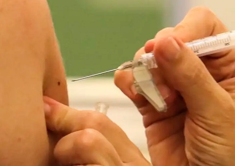 Ministério da Saúde pode suspender vacinação da dengue em escolas após reações alérgicas