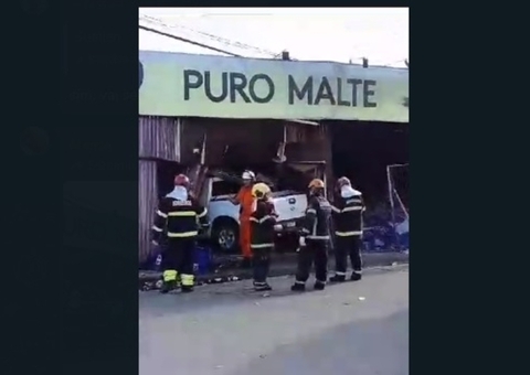 Bar destruído por carro anuncia que vai 'fechar as portas' em Manaus