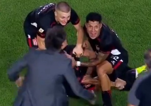 Jogador do Estudiantes tem convulsão durante partida contra Boca Juniors