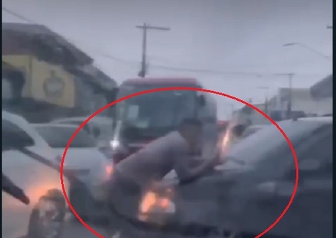 Motorista arrasta motoboy durante briga de trânsito no Novo Aleixo; vídeo