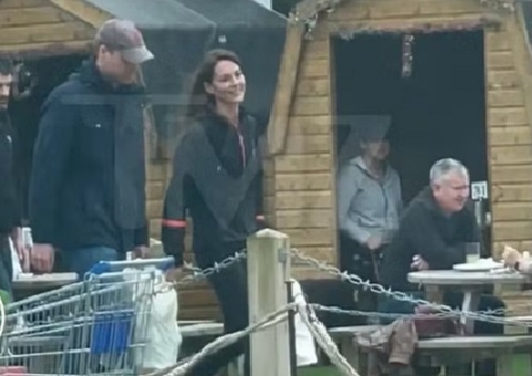 Kate Middleton aparece ao lado do príncipe William após sumiço misterioso