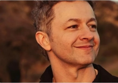 Fila andou? Lucas Lima, ex de Sandy, é visto com mulher em praia; vídeo